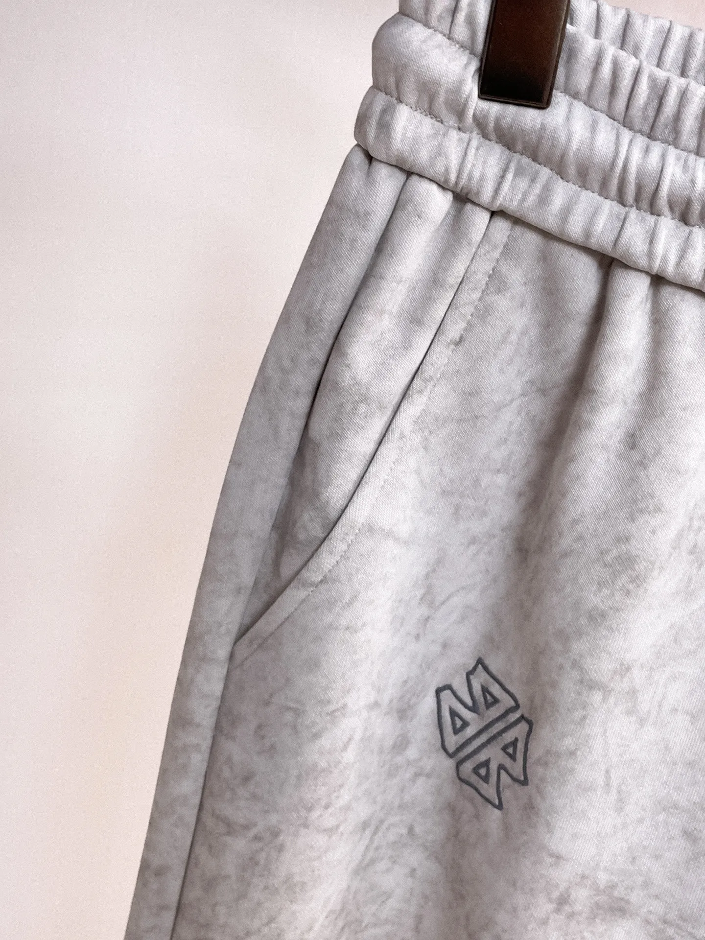 Balenciaga 🆕2026 Autumn and Winter New Arrival Casual Pants! The official website will be released simultaneously. Brand Classic LOGO casual pants, customized fabrics, excellent comfort and strong touch. Highly recognisable, perfect appearance and craftsmanship. Size:M-3XL